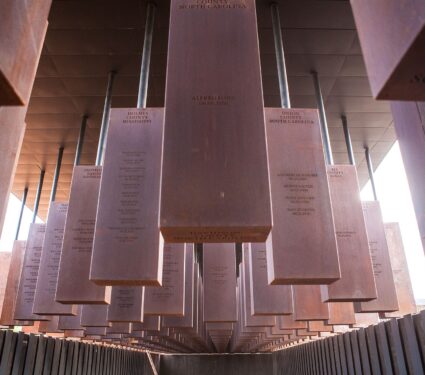 Memorial_Corridor_at_The_National_Memorial_for_Peace_and_Justice_2048px_Soniakapadia, CC BY-SA 4.0 via Wikimedia Commons